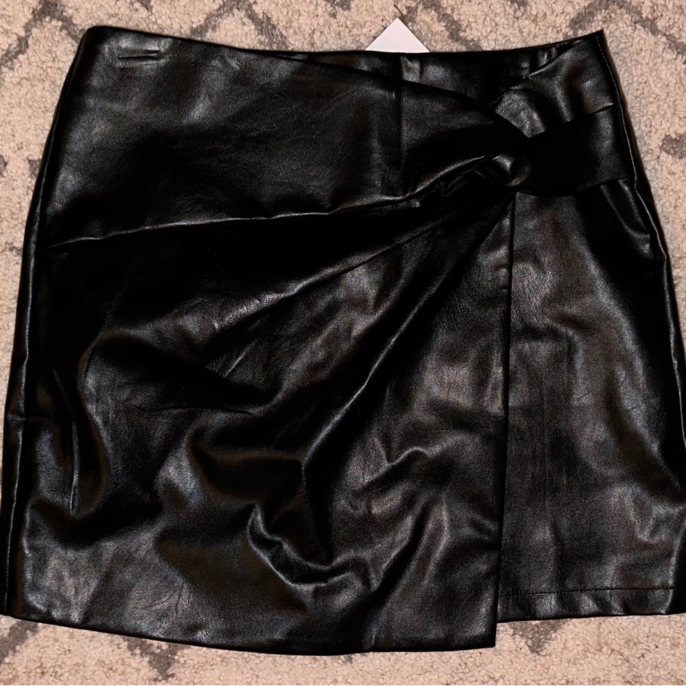 V ery j Black leather skirt with tags